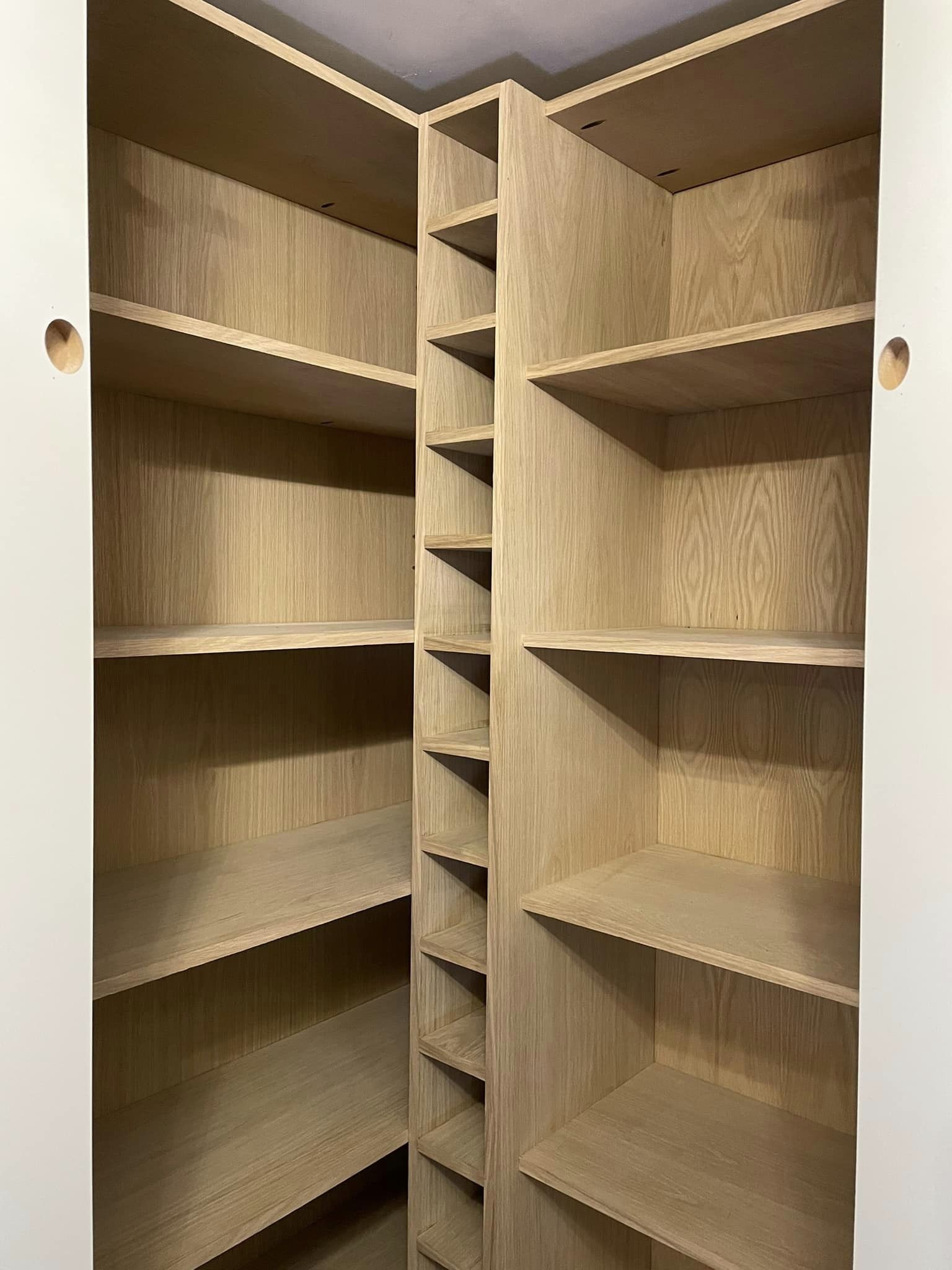 Corner cupboard storage