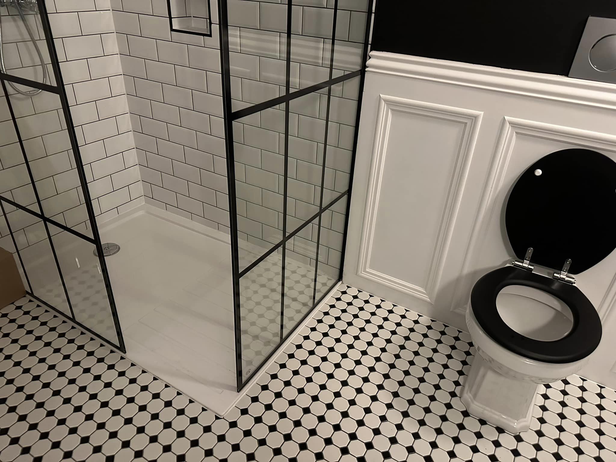 Black and white traditional bathroom