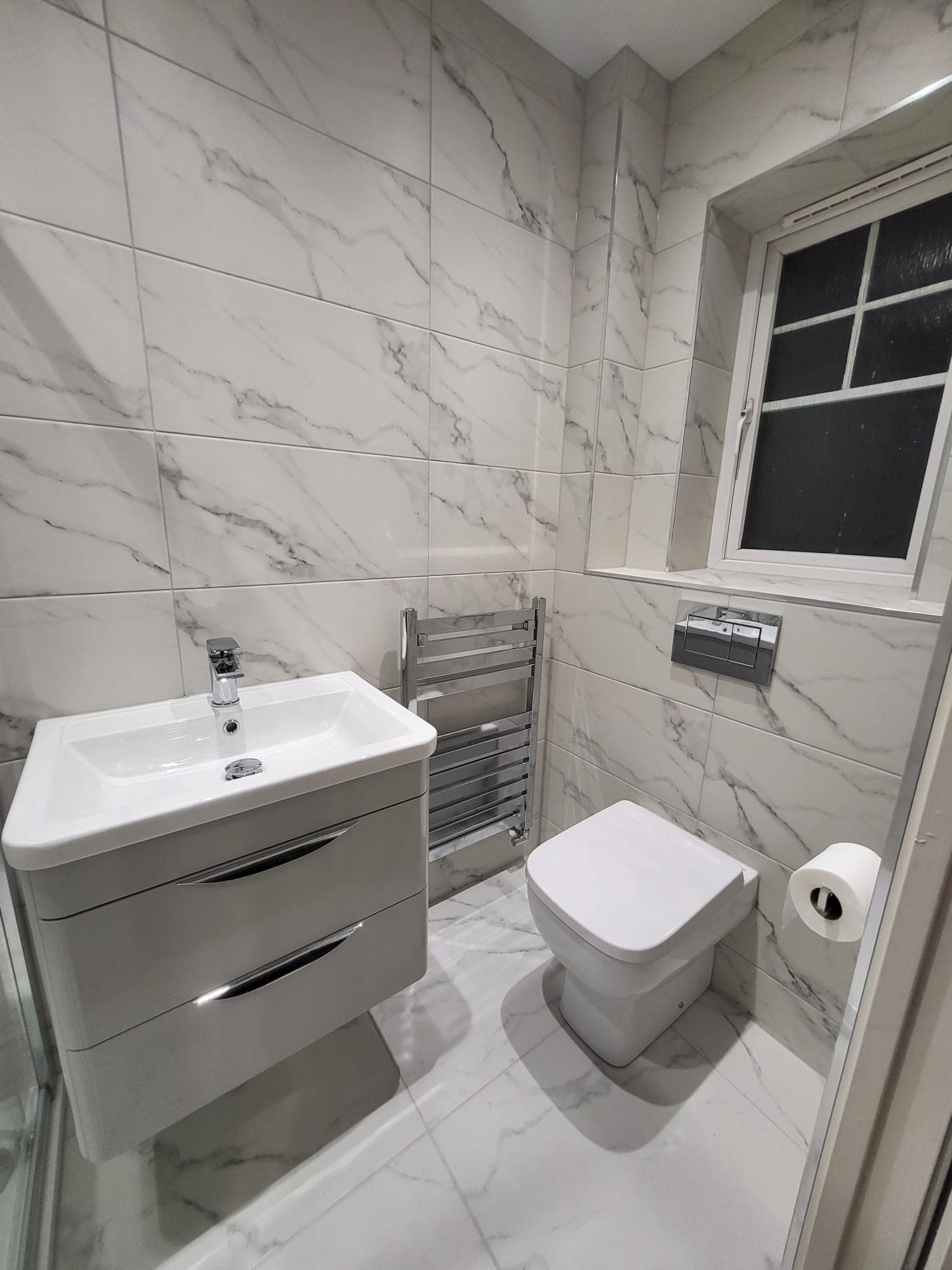 Marble tiles in a bathroom